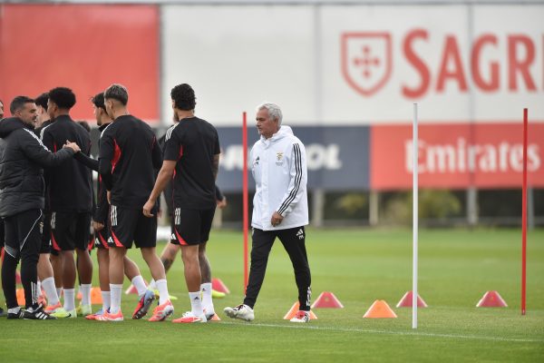 Mourinho Despede-se dos Rapazes com Emoção no Último Treino da Época - Terceiro Anel