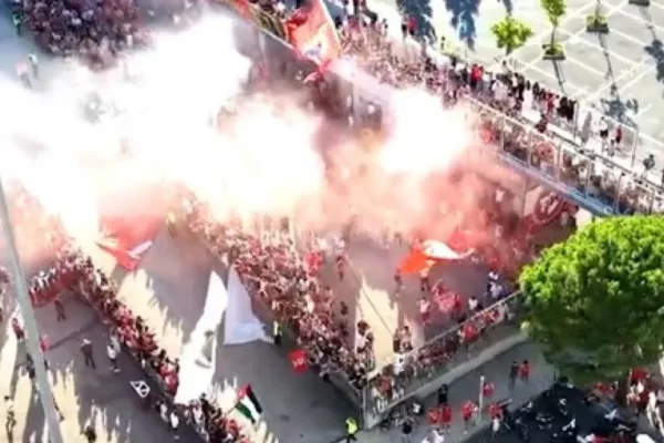 Loucura Encarnada: Adeptos do Benfica Recebem Equipa em Festa na Luz - Terceiro Anel