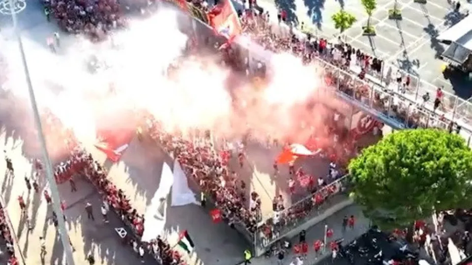 Loucura Encarnada: Adeptos do Benfica Recebem Equipa em Festa na Luz - Terceiro Anel