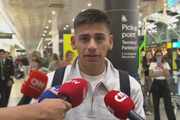 Echeverri aterra em Lisboa com a ambição de triunfar no Benfica - Terceiro Anel